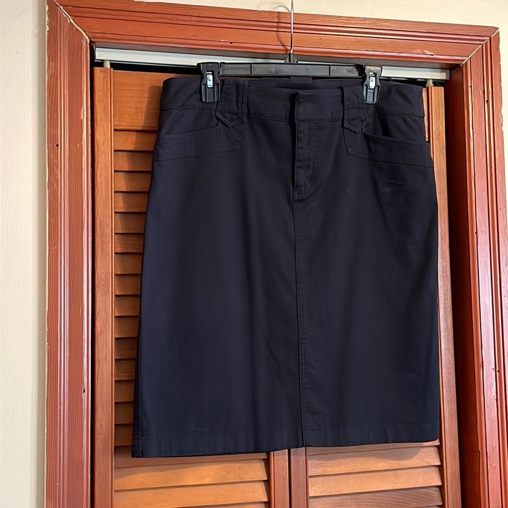 EUC. Guess?  Navy blue shirt. Size 31. Closet staple